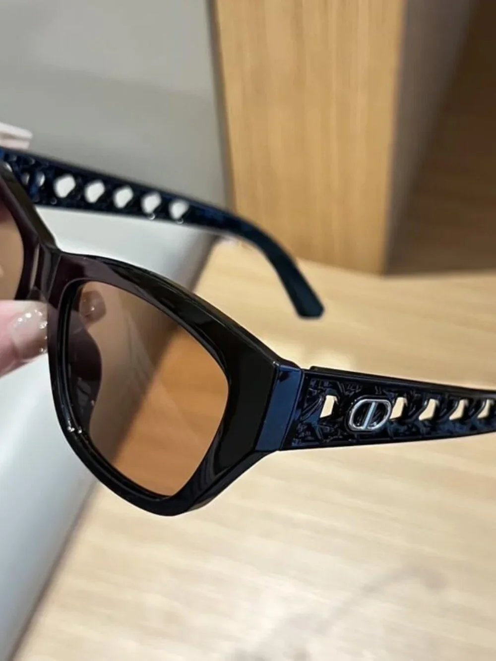 Luxurious Cat-Eye Sunglasses for Women with Stylish Cutout Design & UV Shield
